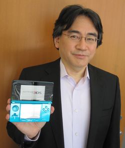 File:Satoru Iwata with 3DS.jpg