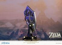 F4F BotW Hylian Shield PVC (Collector's Edition) - Official -04.jpg