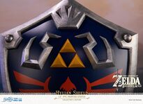 F4F BotW Hylian Shield PVC (Collector's Edition) - Official -12.jpg